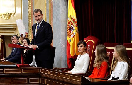 Iglesias, Montero y Garzón participan a regañadientes del larguísimo aplauso del Congreso al Rey