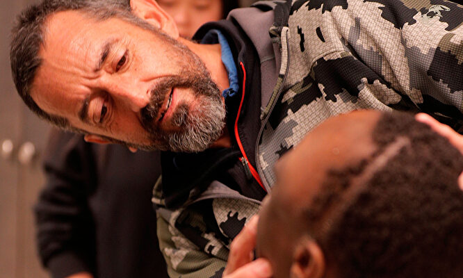 El doctor Cavadas con un niño al que operó de un gigantesco tumor en la cabeza. |  EFE