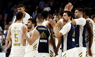 Los jugadores del Real Madrid celebran la victoria ante el Baskonia en el Wizink Center. |  EFE
