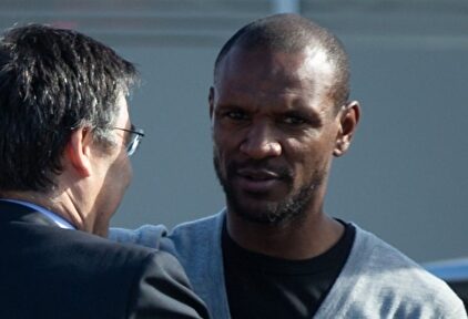 Eric Abidal, junto a Josep María Bartomeu. |  EFE