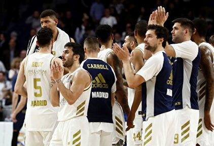 Los jugadores del Real Madrid celebran la victoria ante el Baskonia en el Wizink Center. |  EFE