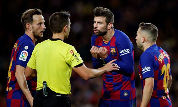 Gerard Piqué discute con el árbitro Cordero Vega durante el Barcelona-Levante. |  EFE