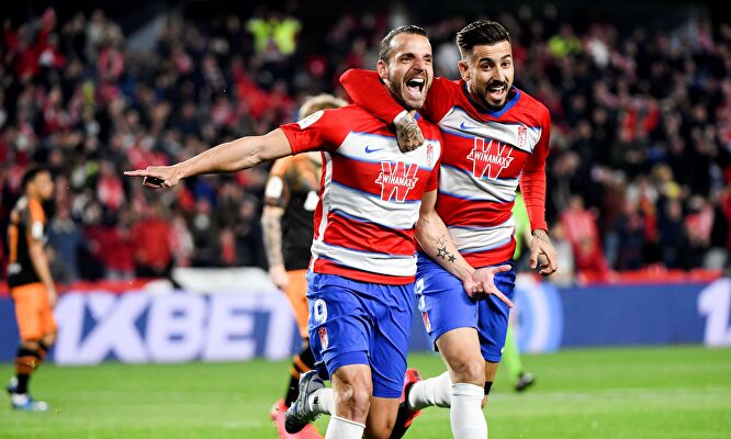 Roberto Soldado celebra uno de sus dos goles al Valencia en los cuartos de final de la Copa del Rey. |  EFE