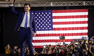 El exalcalde Pete Buttigieg saluda a sus seguidores en Iowa. |  EFE