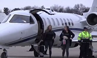 La candidata demócrata Warren pillada en un jet privado mientras alerta de la catástrofe climática