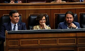 Pedro Sánchez, Carmen Calvo y Pablo Iglesias, pletóricos en el Congreso | EFE