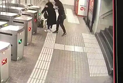 Salvaje paliza en el Metro de Barcelona: una mujer arrastrada por los suelos