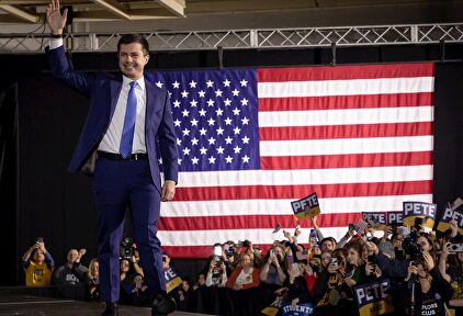 El exalcalde Pete Buttigieg saluda a sus seguidores en Iowa. |  EFE