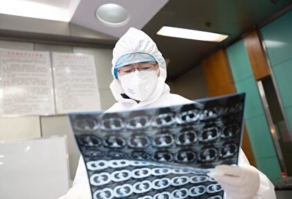 Un médico de Wuhan examinando un caso de coronavirus |  EFE