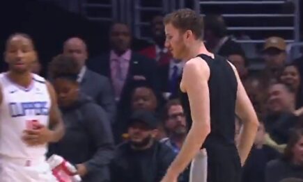 Tremendo despiste en la NBA: un jugador entra en la cancha... ¡sin su camiseta!