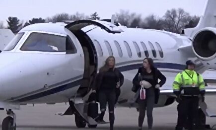 La candidata demócrata Warren pillada en un jet privado mientras alerta de la catástrofe climática