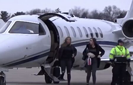 La candidata demócrata Warren pillada en un jet privado mientras alerta de la catástrofe climática