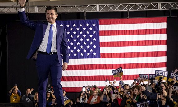 El exalcalde Pete Buttigieg saluda a sus seguidores en Iowa. |  EFE