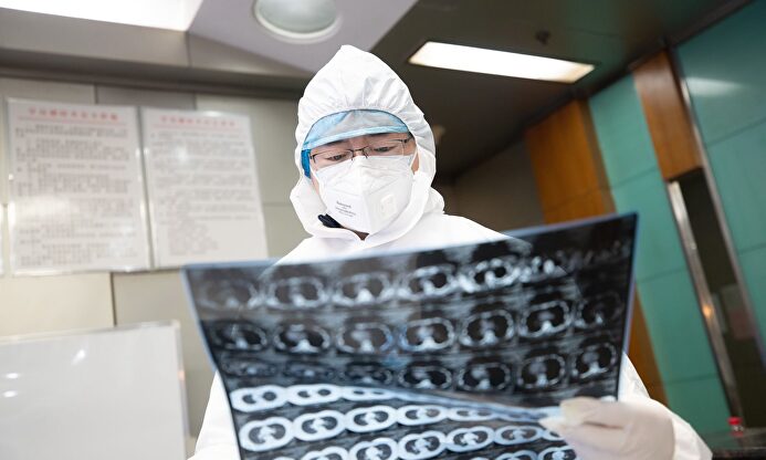 Un médico analiza los datos de un paciente infectado con coronavirus en Wuhan. |  EFE