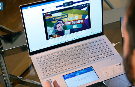 Asus VivoBook S15: ¿merece la pena tener una segunda pantalla en el trackpad?
