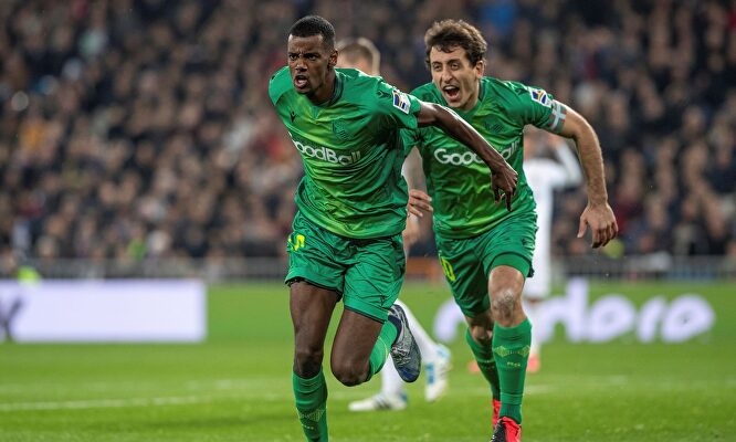 Isak celebra junto a Oyarzabal uno de sus dos goles al Real Madrid. |  EFE