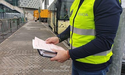 Un agente inspecciona un autobús de transporte escolar en Sevilla |  Europa Press/Emergencias Sevilla