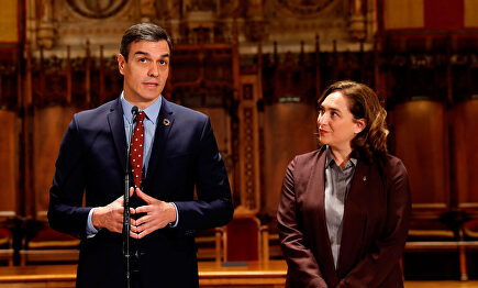 Pedro Sánchez y Ada Colau, ante los medios tras la reunión. |  EFE