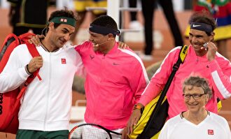 Rafa Nadal y Roger Federer, con Bill Gates y el cómico sudafricano Trevor Noah. |  EFE