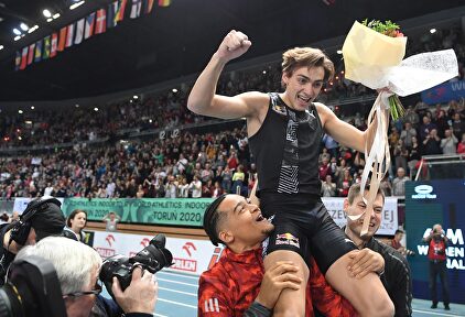 Armand Duplantis bate el récord del mundo de salto con pértiga