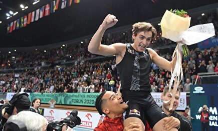 Armand Duplantis bate el récord del mundo de salto con pértiga