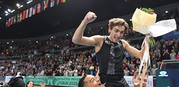 Armand Duplantis bate el récord del mundo de salto con pértiga
