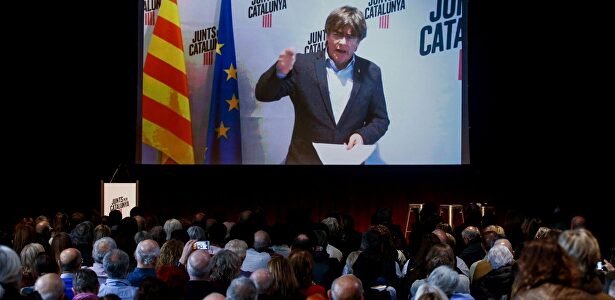 El expresidente fugado de la Generalidad, Carles Puigdemont interviene por videoconferencia en un acto político de JxCat. |  EFE