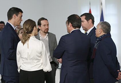 Yolanda Díaz (de espaldas) y Antonio Garamendi, junto a Pedro Sánchez y Pablo Iglesias, tras la firma del acuerdo sobre el SMI en Moncloa. | EFE