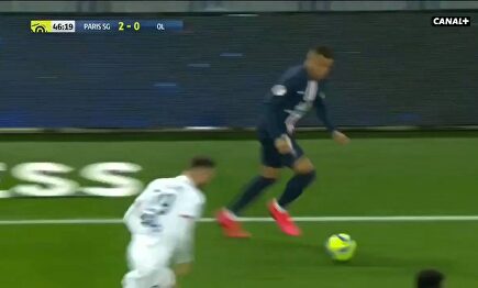 El insólito gol en propia puerta en el PSG -Lyon que está dando la vuelta al mundo