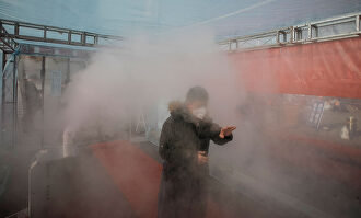 Una persona atraviesa una zona de desinfección en China. |  EFE