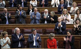 La bancada socialista aplaude a Carcedo tras defender la Ley de Eutanasia. |  EFE