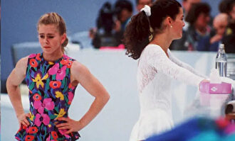 Tonya Harding y Nancy Kerrigan en febrero de 1994, sobre la pista de hielo. |  EFE