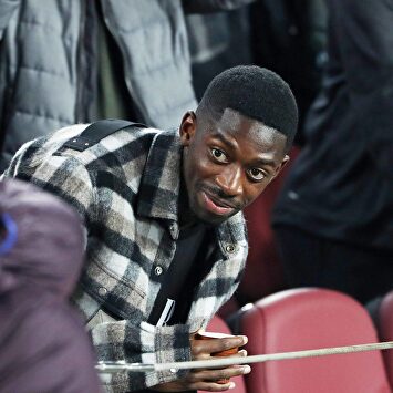Ousmane Dembélé, en la grada del Camp Nou durante el partido de Liga contra el Levante. |  Cordon Press