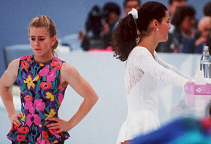 Tonya Harding y Nancy Kerrigan en febrero de 1994, sobre la pista de hielo. |  EFE