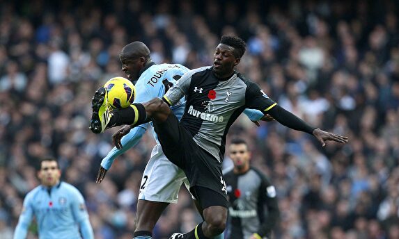 Adebayor pelea por un balón con Touré Yaya durante un partido de la Premier entre Manchester City y Tottenham. |  Cordon Press