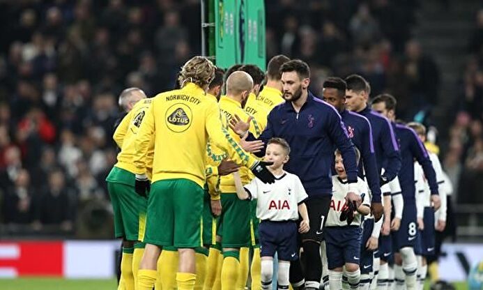 Saltar junto a los jugadores, un privilegio demasiado caro para los niños |  EFE