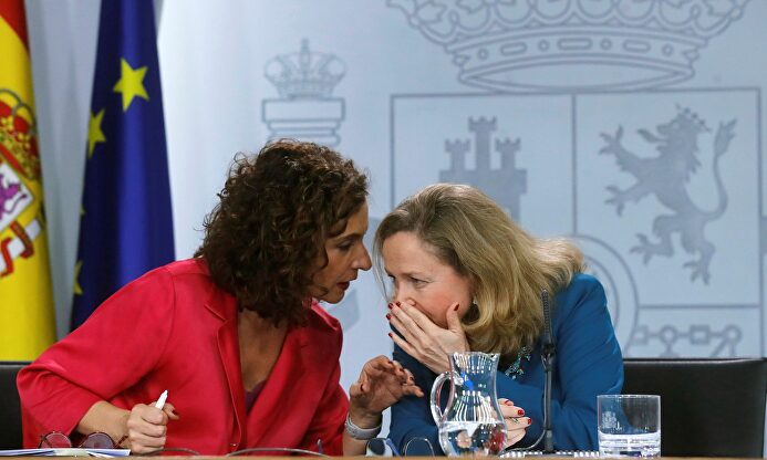 Montero y Calviño, en jaque por el aumento del déficit | EFE