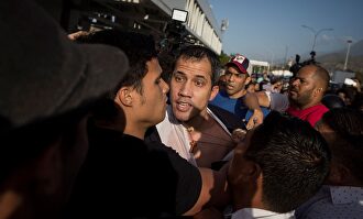 Guaidó recibió una paliza por parte de una muchedumbre chavista que lo esperó en el aeropuerto. |  EFE