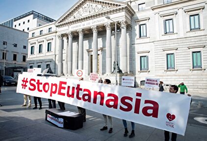 Manifestación contra la eutanasia frente al Congreso, |  EFE
