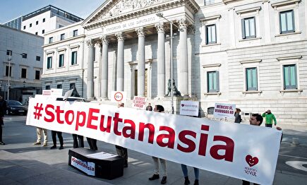 Manifestación contra la eutanasia frente al Congreso, |  EFE