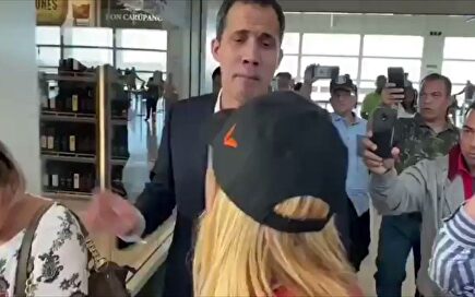Juan Guaidó, agredido por una turba chavista al llegar a Venezuela