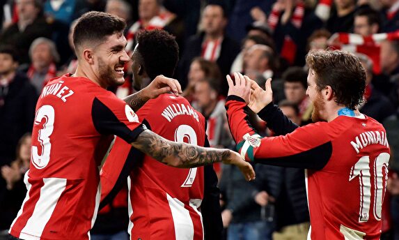 Iker Muniain celebra junto a Unai Núñez e Iñaki Williams su gol al Granada. |  EFE