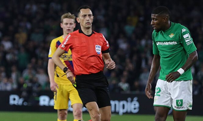 El árbitro Sánchez Martínez, durante el Betis-Barcelona. |  Cordon Press