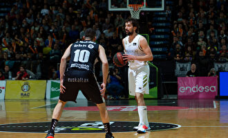 Sergio Llull, ante Rafa Martínez en un partido de la presente temporada | ACB Photo