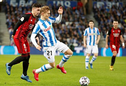 Martin Odegaard (c), en acción ante Merquelanz. |  EFE