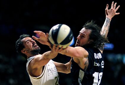 Sergio Llull (i) pelea por un balón con Ondrej Balvin. |  EFE
