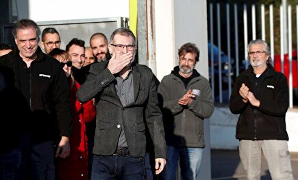 Cuixart saluda a los trabajadores de Aranow, la empresa de la que es propietario |  EFE