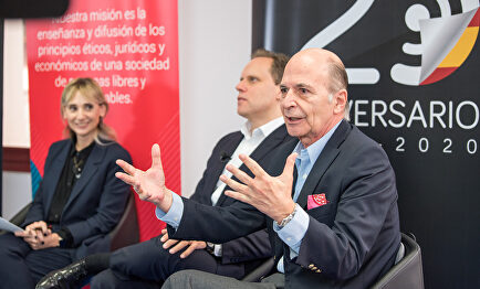 Carlos Rodríguez Braun, en el coloquio del 20 aniversario de Libertad Digital, junto a Daniel Lacalle y Nuria Richart | David Alonso Rincón