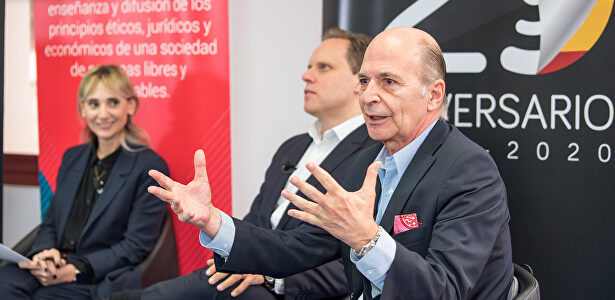 Carlos Rodríguez Braun, en el coloquio del 20 aniversario de Libertad Digital, junto a Daniel Lacalle y Nuria Richart | David Alonso Rincón