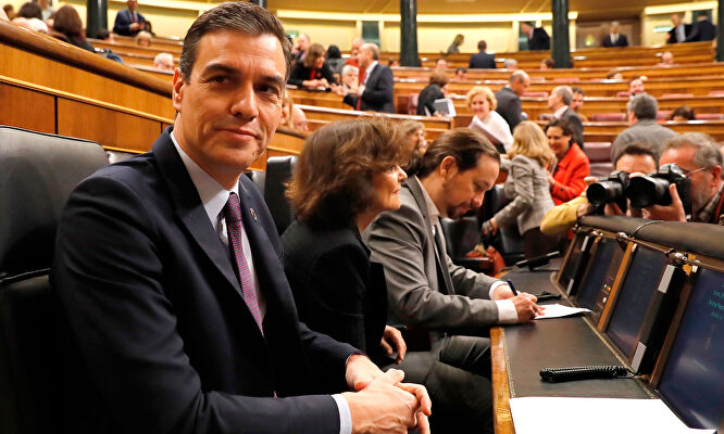 Pedro Sanchez junto a Carmen Calvo y Pablo Iglesias antes de una sesión de control al Gobierno | EFE